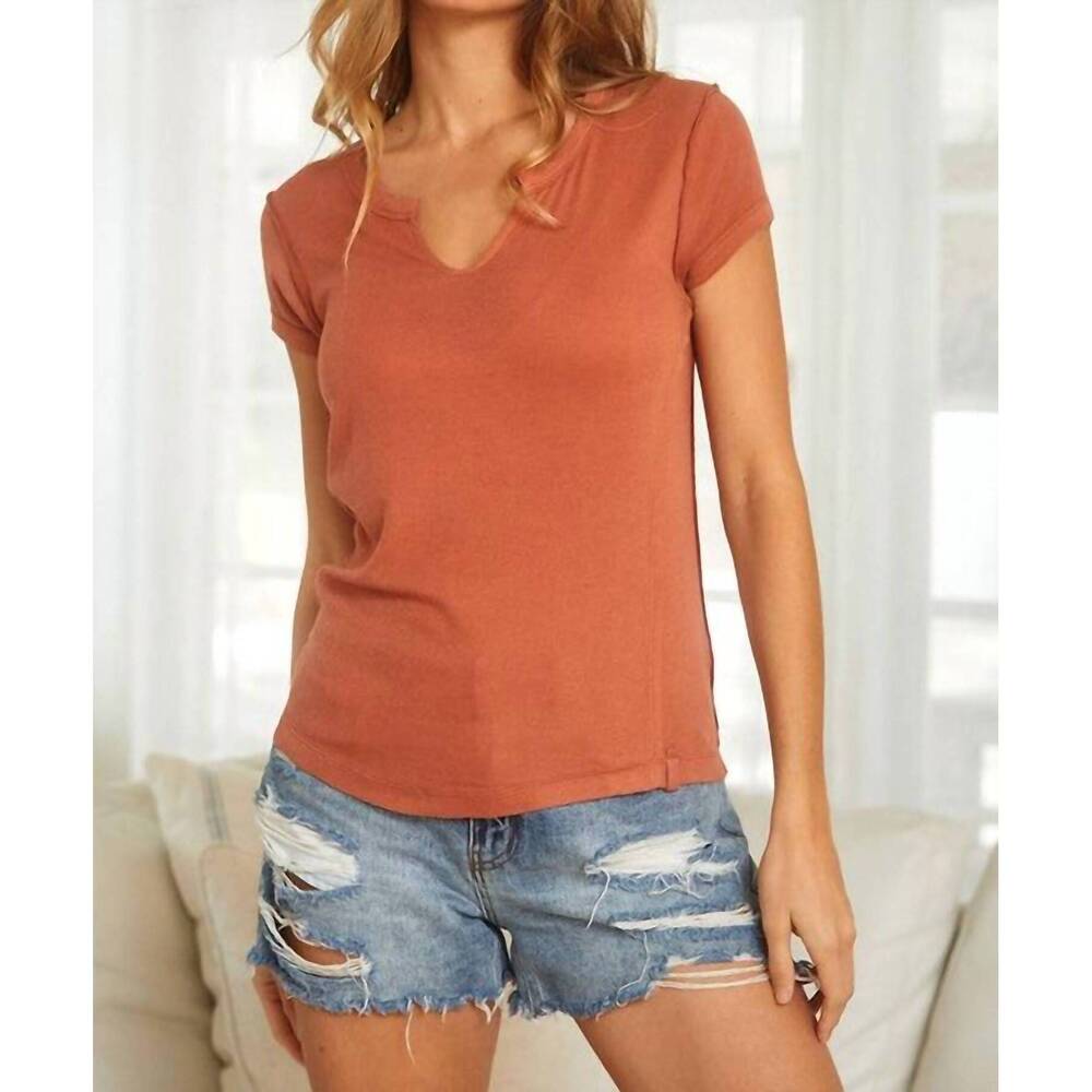 NEW TIME AFTER TIME fitted tee with v neck in rust